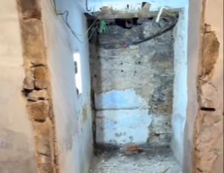 HOROR OTKRIĆE U STAROJ KUĆI Renovirali podrum, na zidu zatekli poruku koja LEDI KRV U ŽILAMA! (VIDEO)